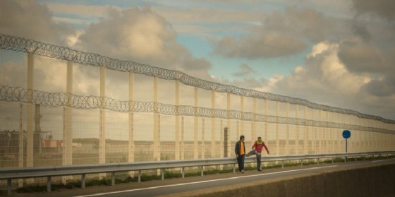 Sale la tensione nel campo profughi di Calais ribattezzato'La Giungla