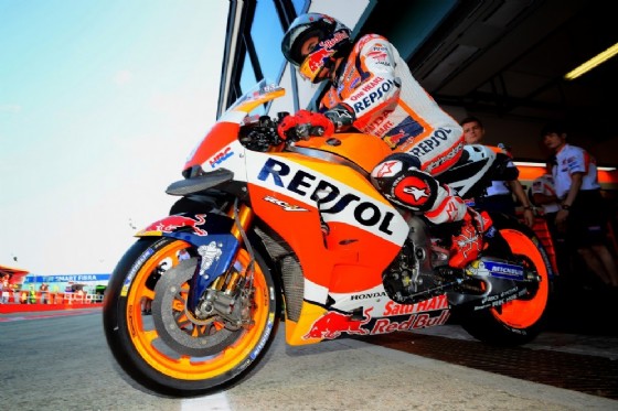 Marc Marquez esce dai box Honda (© Michelin)
