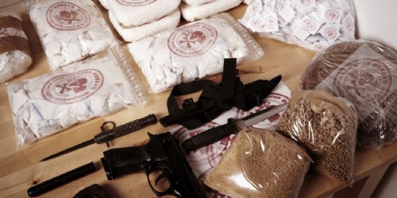 Un carico di droga e armi. (© Couperfield / Shutterstock.com)