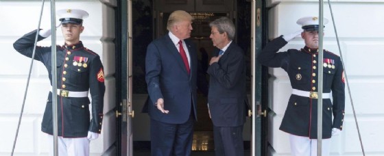 La stretta di mano tra Donald Trump e Paolo Gentiloni. La stretta di mano tra Donald Trump e Paolo Gentiloni.