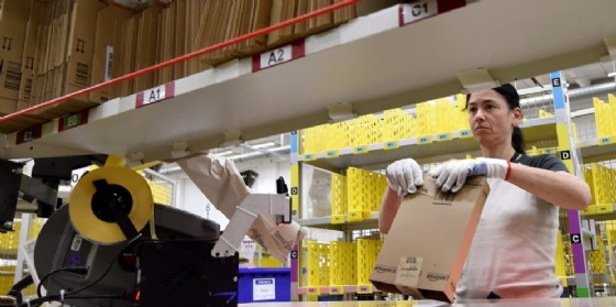Centro logistico di Amazon a Brandeburgo. (© ANSA EPA/BERND SETTNIK)