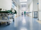Roma, ruba i vestiti al moribondo con cui condivide la stanza d'ospedale