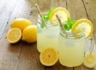 Acqua e limone non solo per dimagrire: 4 motivi per cui fa bene alla salute