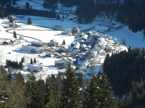 Una veduta di Sauris di Sotto innevata
