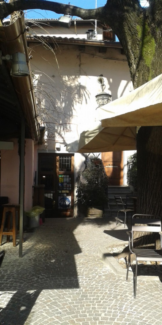 L'esterno dell'osteria