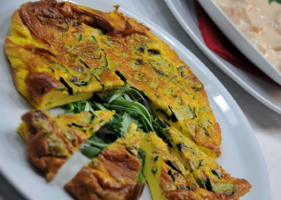 Un'appetitosa quiche di zucchine dalla vasta scelta del buffet di pranzo