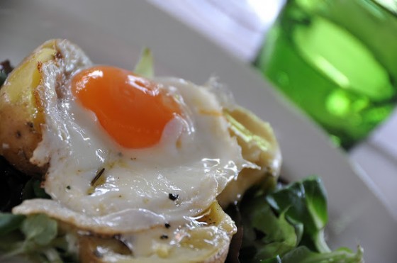 La patata bollente, farcita di uovo, tartufo e del Maccagno presidio Slow Food