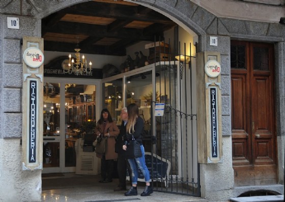 L'ingresso del locale nella centralissima Via Mazzini
