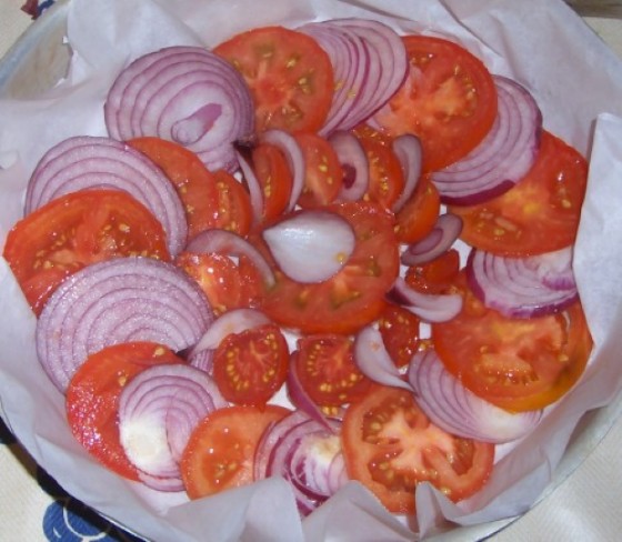 Insalata di pomodori e cipolla rossa