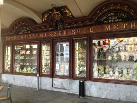 La facciata della pasticceria Taverna & Tarnuzzer