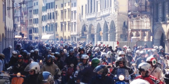 Via Mercatovecchio al via del raduno
