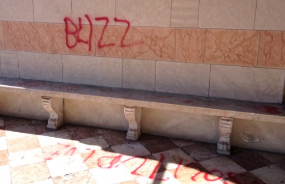 Le scritte apparse sotto il colonnato di piazza Libertà