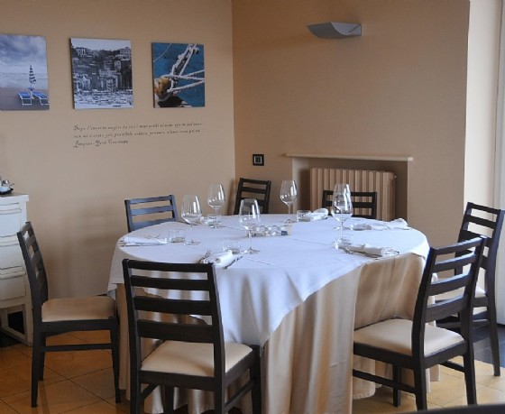 Un tavolo e uno scorcio di sala del GrecAle