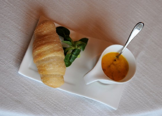 Brioche al formaggio e cappuccino di carote