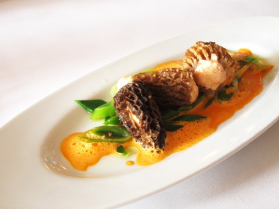 Spugnole farcite di mousse di salmone in bisque di crostacei