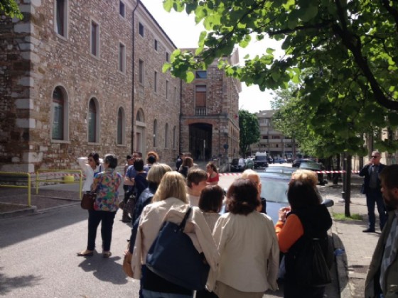 Gli avvocati in attesa fuori dall'edificio di Largo Ospedale Vecchio