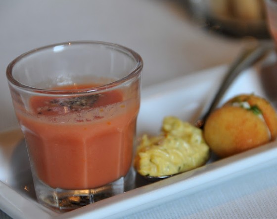 Con l'aperitivo vengono serviti alcuni deliziosi intrattenimenti