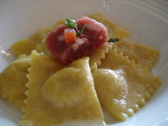 Il salame di turgia nobilita anche il ripieno dei ravioli, con l'aggiunta di patate, come qui, nella ricetta di Giovanni Grasso e Igor Macchia