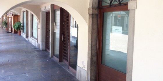 Moria di negozi in questa parte di via Vittorio Veneto