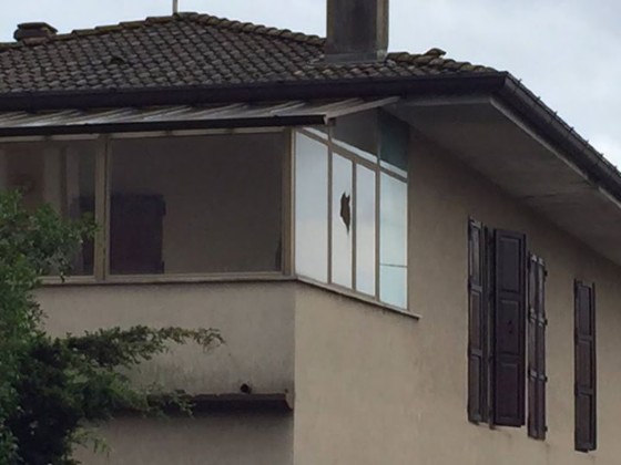 La casa colpita dall'uomo (foto tratte dal gruppo Fb 'Sei di Nimis se...')