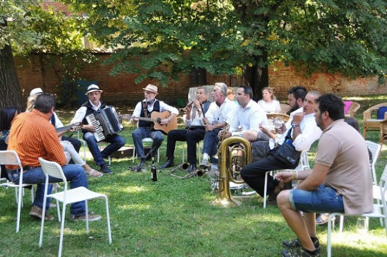 I musicisti scaldano gli strumenti