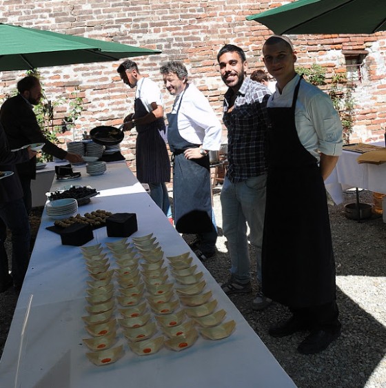 L'equipe guidata Flavio Costa si prepara a friggere acciughe liguri ed a saltare i raviolini al sugo d'arrosto di Davide Palluda, direttore artistico