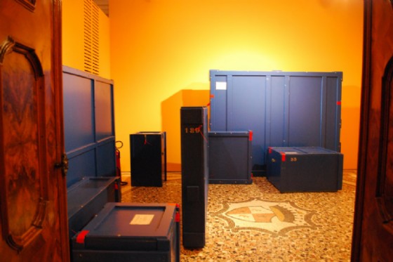 alcune delle 51 casse nel magazzino di Villa Manin