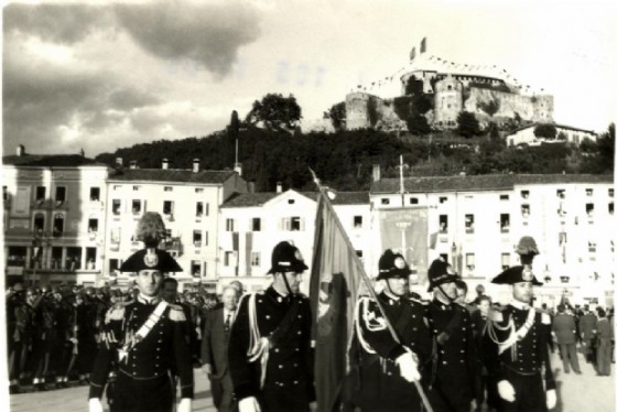 Picchetto d'onore al gonfalone della città di Gorizia, insignito della medaglia d'oro al valor militare: era il 1949