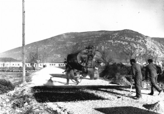 Lavori d'asfaltatura nella strada d'ingresso alle casermette