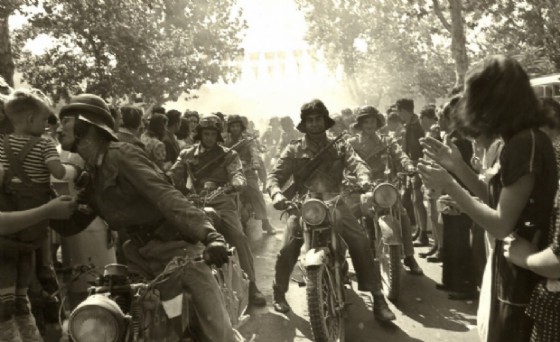 Ingresso a Gorizia delle avanguardie motociclistiche dei Carabinieri