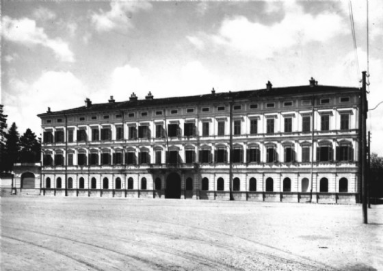 Il palazzo del Comando di Divisione, in piazza Battisti, in una foto degli anni Trenta