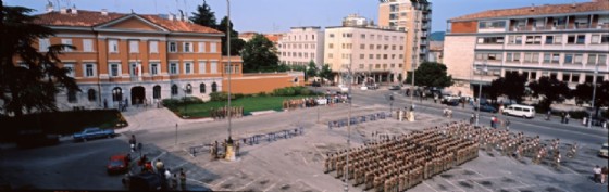 Alzabandiera in piazza Vittoria per la festa della Repubblica, negli anni Ottanta