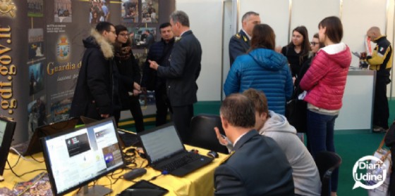 Giovani allo stand della Guardia di Finanza