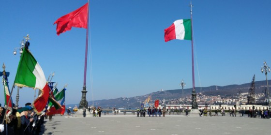 L'alzabandiera in piazza Unità