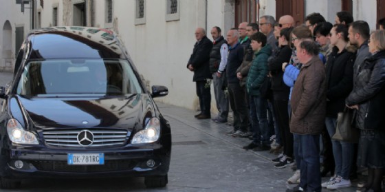 L'arrivo del carro funebre