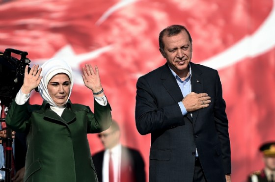 Turkish President Recep Tayyip Erdogan (R) and his wife Emine Erdogan (L) greet supporters during an «anti-terorrism» rally in Istanbul on September 20, 2015 (AFP Photo/Ozan Kose)