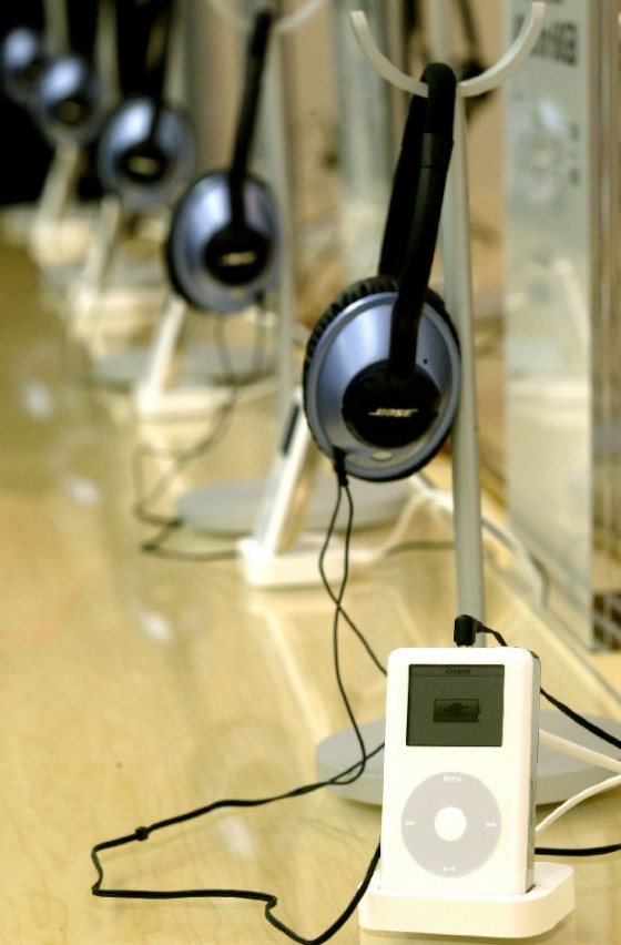 Apple rewrote the music market with the iPod, pictured here in November 18, 2004 (AFP Photo/Carl De Souza)