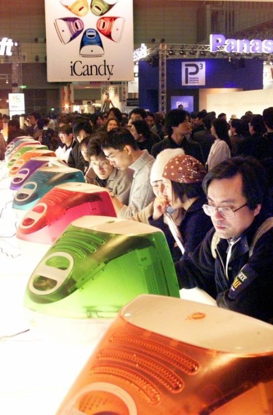 Macintosh fans try out iMac computers on February 18, 1999 (AFP Photo/Yoshikazu Tsuno)