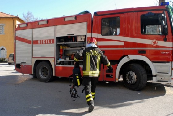 Un vigile del fuoco all'opera (© Diario di Udine) Un vigile del fuoco all'opera (© Diario di Udine)