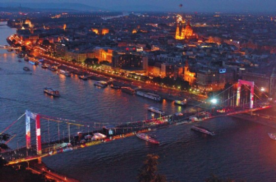 Ponte Elisabetta che unisce Pest (qui a destra) a Buda (qui a sinistra)