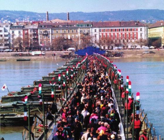 Ponte dell’Europa, ponte di barche provvisorio realizzato il 15 marzo 2003 alla vigilia dell’ingresso dell’Ungheria nell’UE