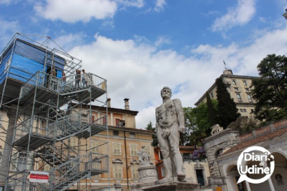 L'installazione di Tatzu Nishi in piazza Libertà a Udine