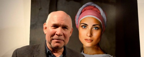 SteveMcCurry il giorno dell'inaugurazione con uno dei suoi lavori