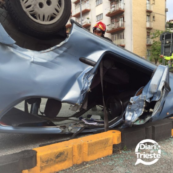 L'auto che si è ribaltata a Trieste