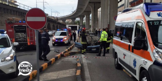 L'auto che si è ribaltata a Trieste