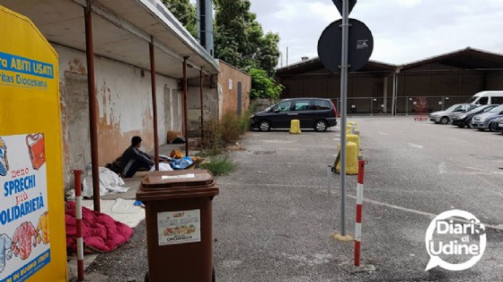 I profughi accanto alla tettoia