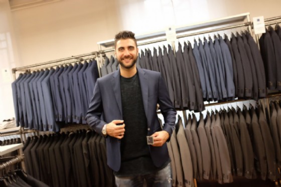 Aradori prova alcuni vestiti