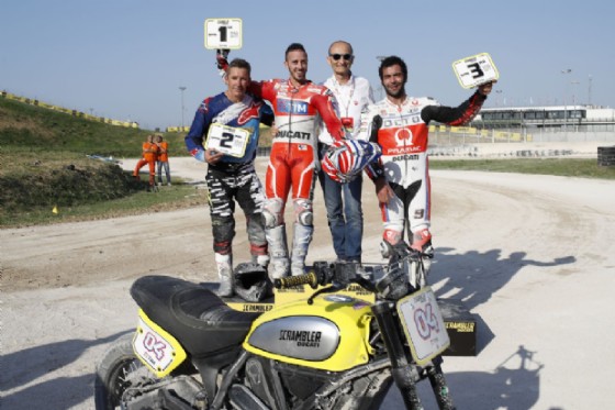 Il podio della gara di flat track vinta da Dovizioso
