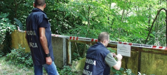 Scoperta discarica abusiva a Medea (© Gdf Comando di Gorizia) Scoperta discarica abusiva a Medea (© Gdf Comando di Gorizia)