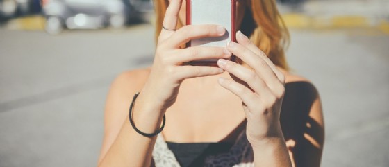 Dimentica la porta di casa aperta: trova due giovani alla ricerca di Pokemon con lo smartphone